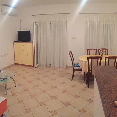 Apartments Vidovic Povljana Ruang foto