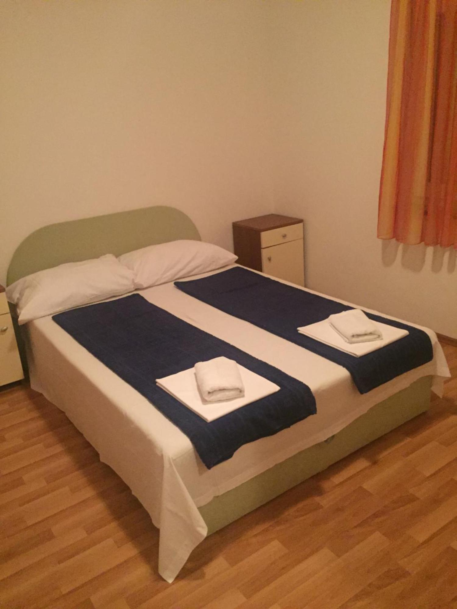 Apartments Vidovic Povljana Ruang foto